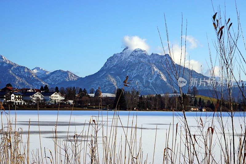 霍芬湖，背景是Säuling, Ost-Allgäu，德国巴伐利亚。